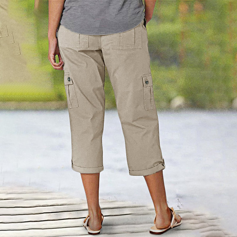 Capri Cargohose mit Taille und Falten unten und mehreren Taschen
