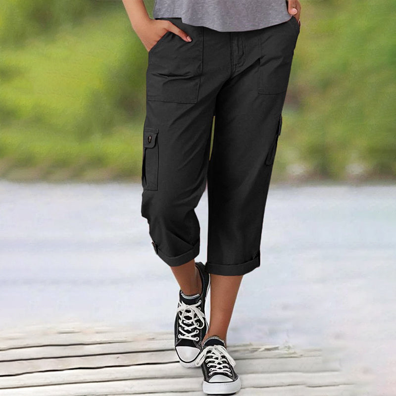 Capri Cargohose mit Taille und Falten unten und mehreren Taschen