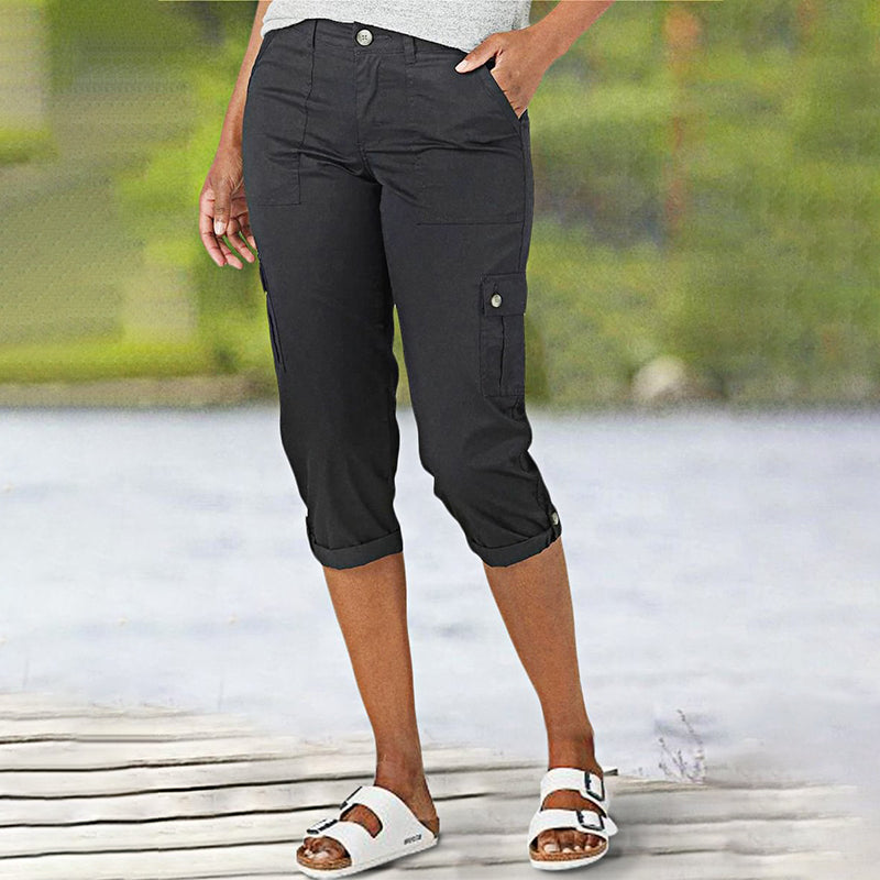 Capri Cargohose mit Taille und Falten unten und mehreren Taschen