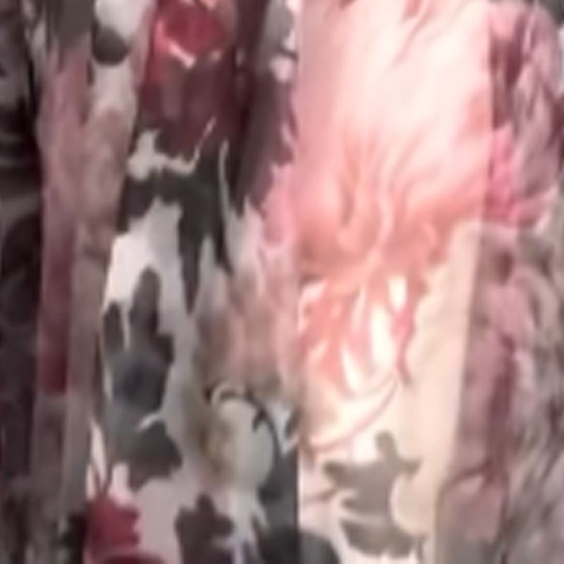 Elegante completo due pezzi composto da top in maglia floreale e gonna midi