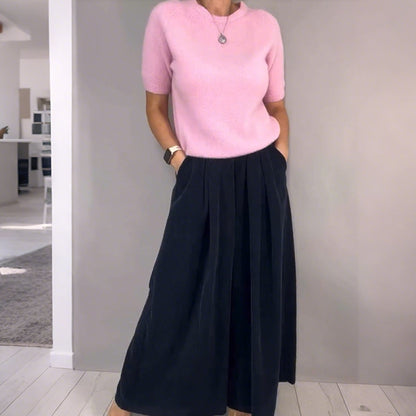 Comfort chic: completo composto da un top in maglia e pantaloni larghi e morbidi