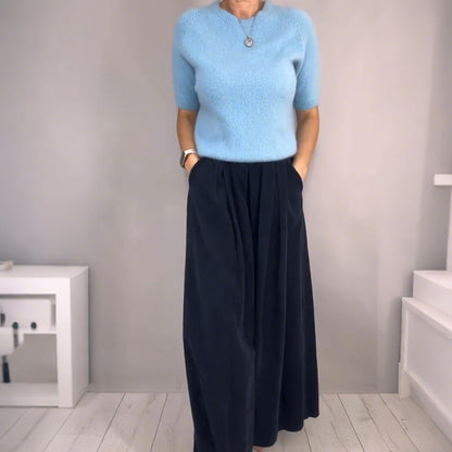 Comfort chic: completo composto da un top in maglia e pantaloni larghi e morbidi