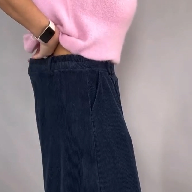 Comfort chic: completo composto da un top in maglia e pantaloni larghi e morbidi