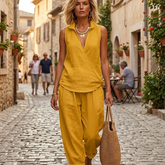 Set composto da una camicetta senza maniche con scollo incrociato e pantaloni a gamba larga