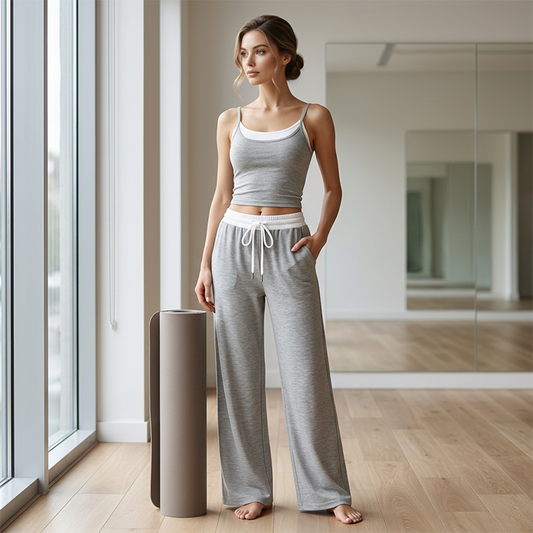 Outfit composto da pantaloni della tuta a gamba larga e canotta