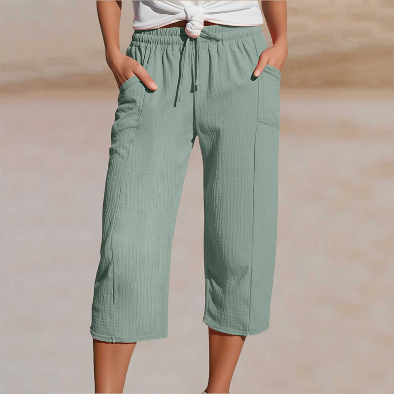 Pantaloni corti da donna plissettati in cotone-lino tinta unita