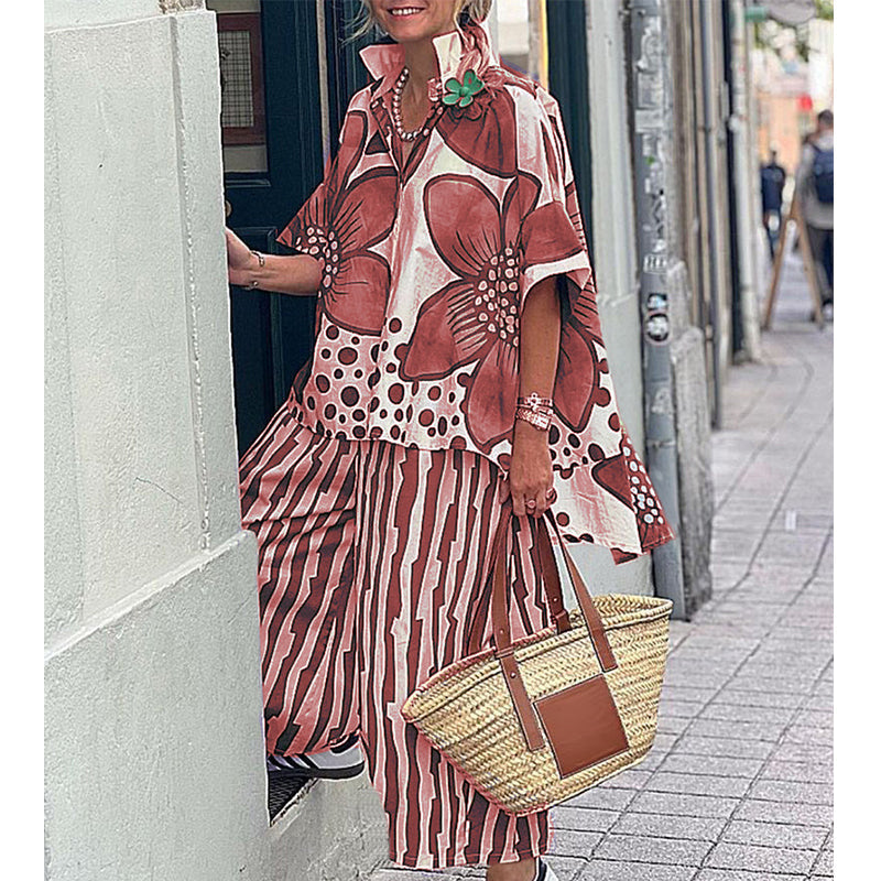 Completo da donna a due pezzi: top stampato e pantaloni abbinati.