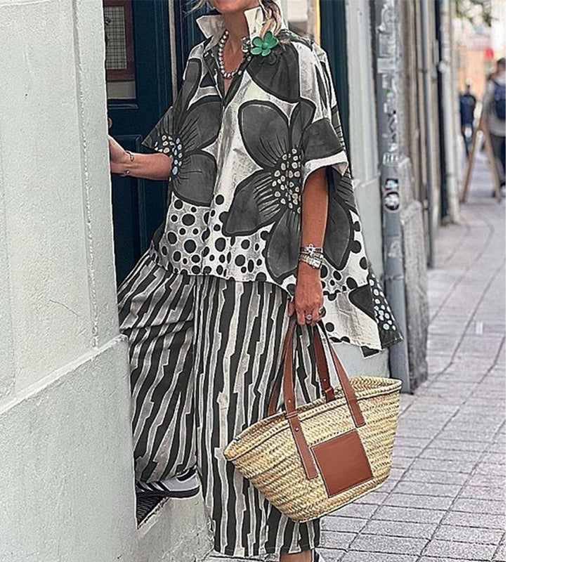 Completo da donna a due pezzi: top stampato e pantaloni abbinati.