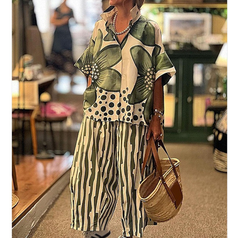 Completo da donna a due pezzi: top stampato e pantaloni abbinati.