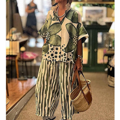 Completo da donna a due pezzi: top stampato e pantaloni abbinati.