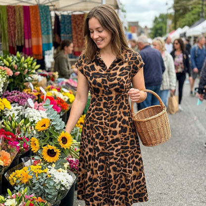 👗 SCONTO DEL 50% 🐆 Elegante abito da donna con risvolti e stampa leopardata – Taglio fluido e collo lavorato – Perfetto per un look chic o casual – Leggero e comodo da indossare ✨