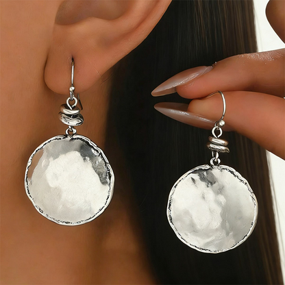 ✨ Brincos femininos vintage martelados – elegância geométrica que transforma qualquer look