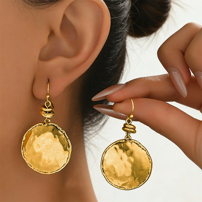 ✨ Brincos femininos vintage martelados – elegância geométrica que transforma qualquer look