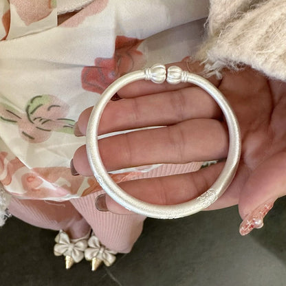 ⌛Oferta por tempo limitado – Pulseira rígida vintage com motivo floral prateado